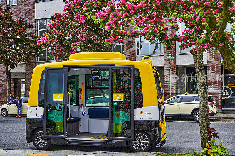 当地公共交通实验性的自动驾驶公交车。