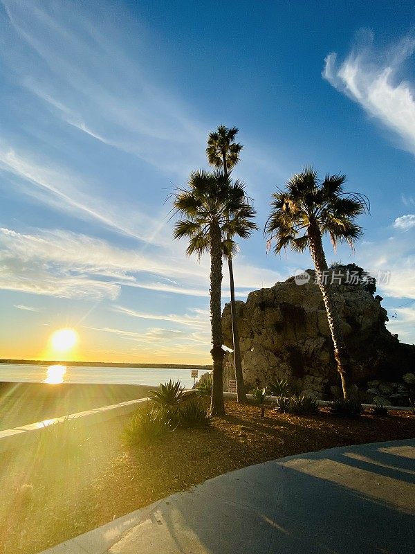 日落在海滩上，纽波特比奇，加利福尼亚，美国