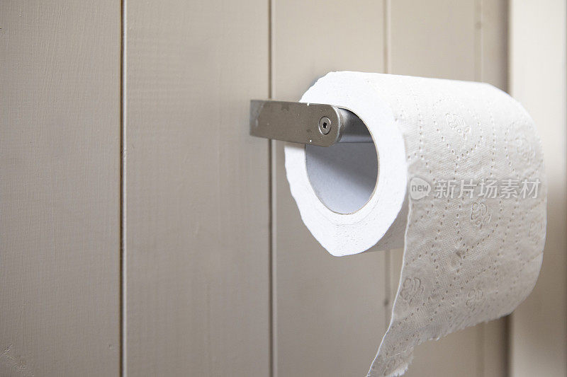一卷厕纸，放在房子的木质内墙上，有复印空间