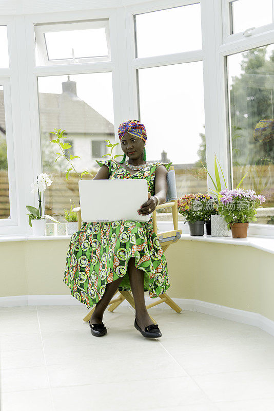 一个非洲女人在用笔记本电脑工作