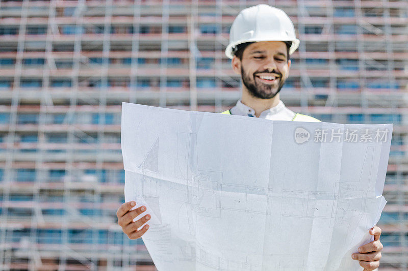土建工程师在施工现场持有规划文件或技术图纸