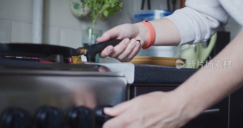 一位女士正在为两个人准备素食早餐。她没有使用任何塑料包装或器皿