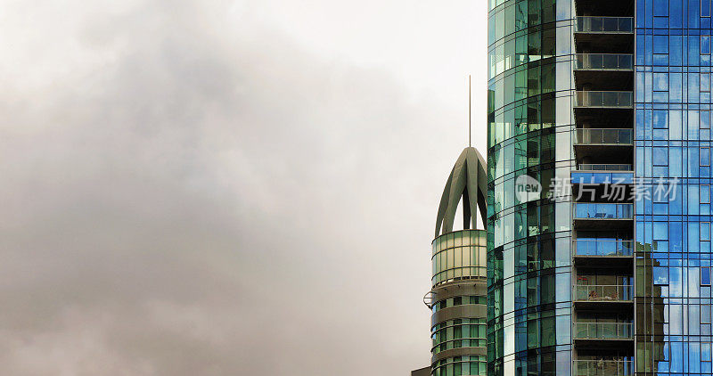 摩天大楼背景与阴天