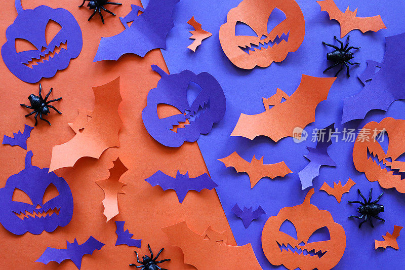 万圣节设计海报的形象，自制剪影形状的蝙蝠，南瓜杰克O'灯笼和塑料蜘蛛分裂紫色和橙色背景，万圣节墙纸背景