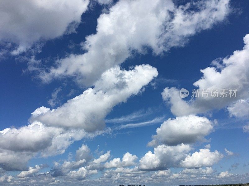 夏日的云朵在蔚蓝的天空中缓缓升起