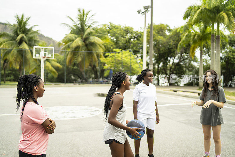 一个十几岁的女子篮球队在放学后练习