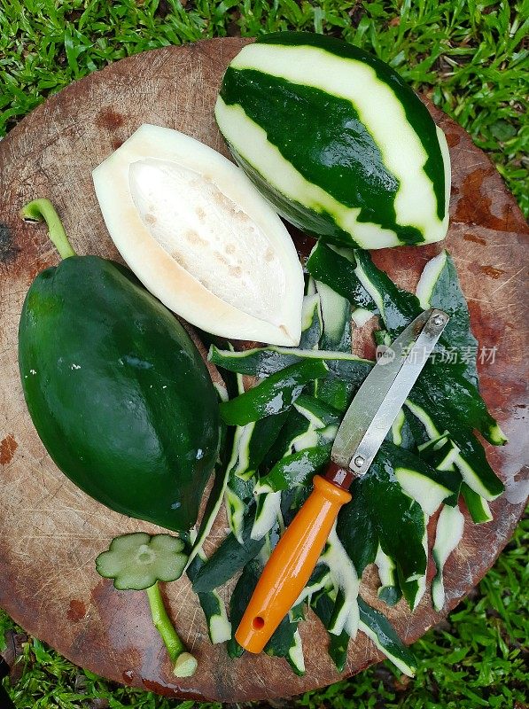 木瓜在砧板上削皮-食物准备。