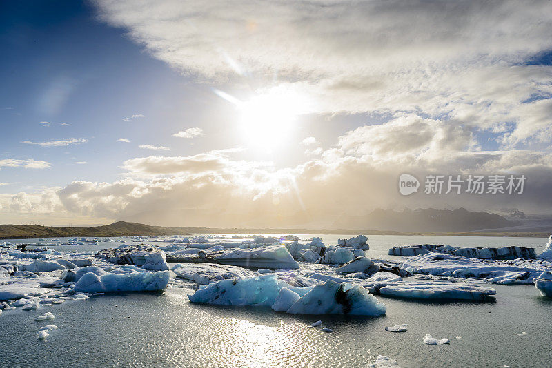 漂浮在冰岛Jokulsalon冰川泻湖上的冰山