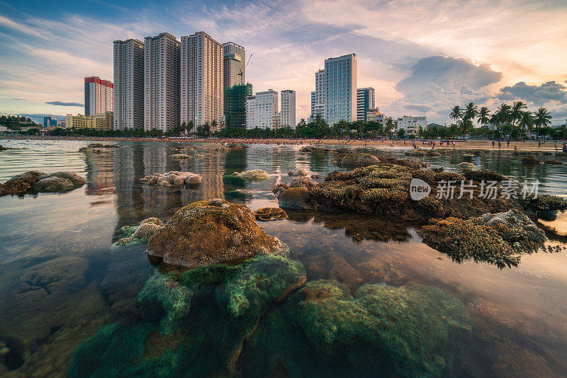 夕阳下的韩庄海滩