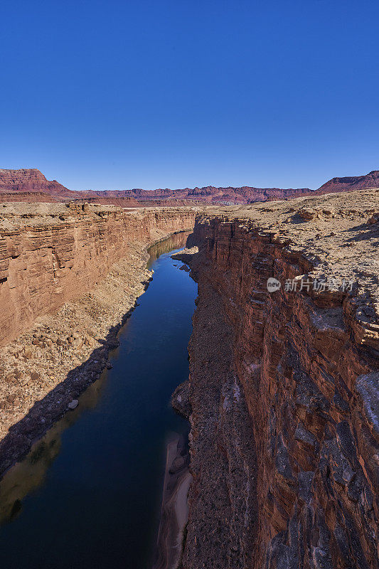 著名的科罗拉多河位于美国亚利桑那州的格伦峡谷国家休闲区
