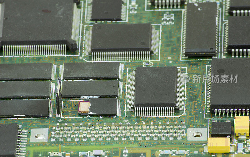 微处理器器件的组件都安装在印刷电路板上，一条微电路爆开