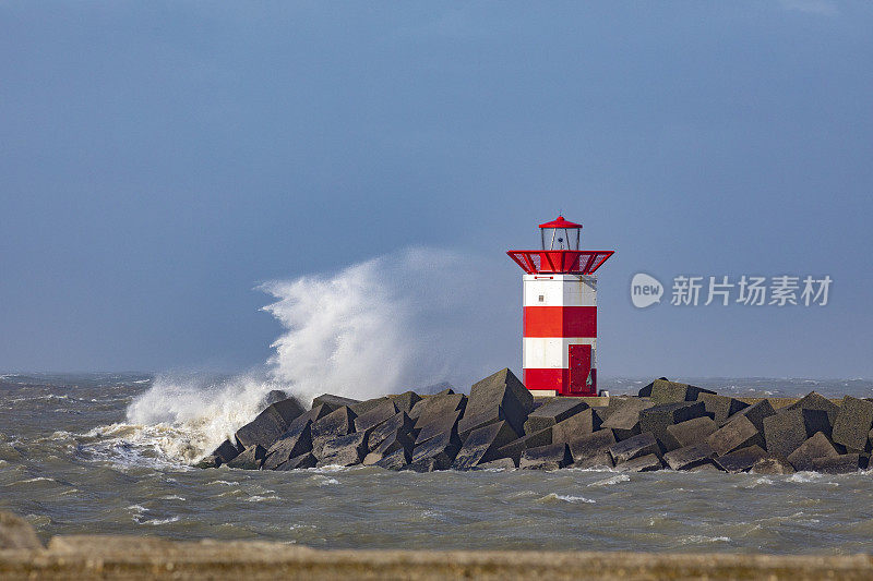 在一个暴风雨的日子里，北海沿岸的斯海弗宁根海滩