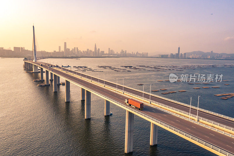无人机俯瞰深圳湾大桥