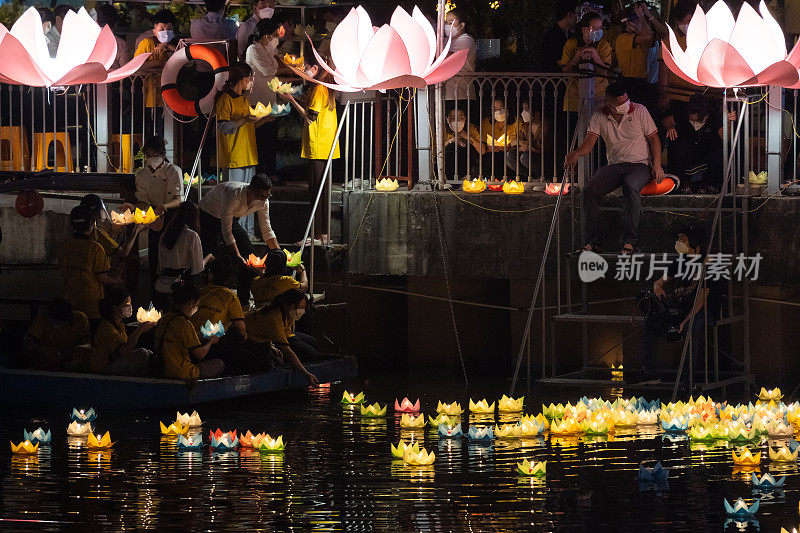 夜里在西贡河上，用纸和蜡烛做成的彩灯和花环漂浮在河上，纪念那些逝去的人们。