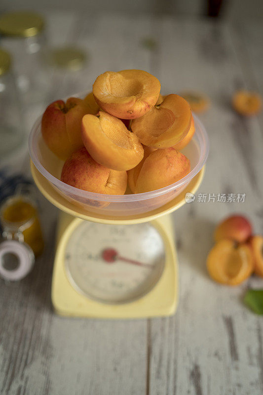 厨房秤上的黄色杏子