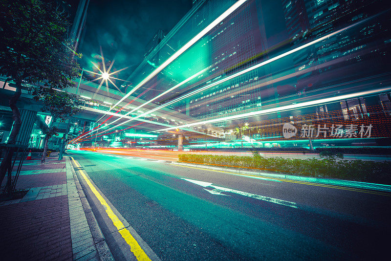 夜晚霓虹闪烁的高速公路使香港摩天大楼的交通更加繁忙