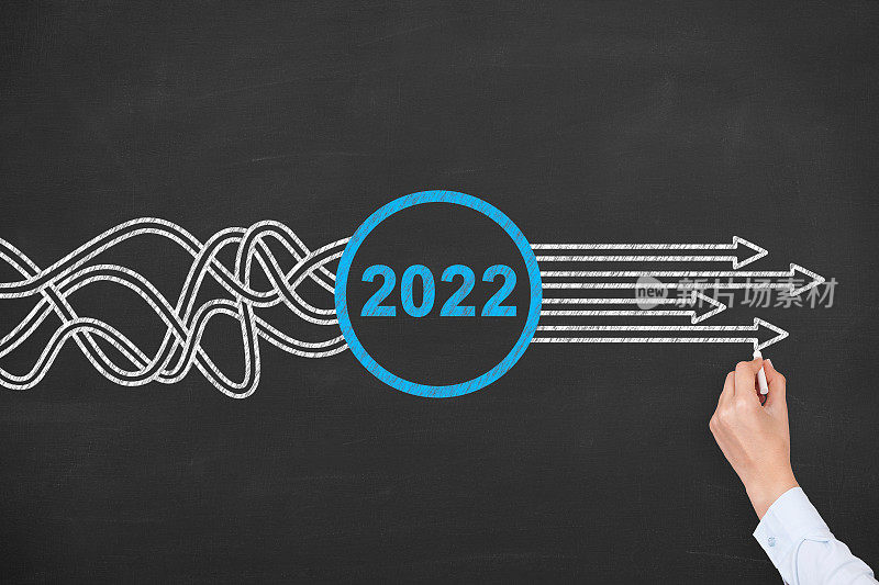 黑板背景上的2022年新年解决方案概念