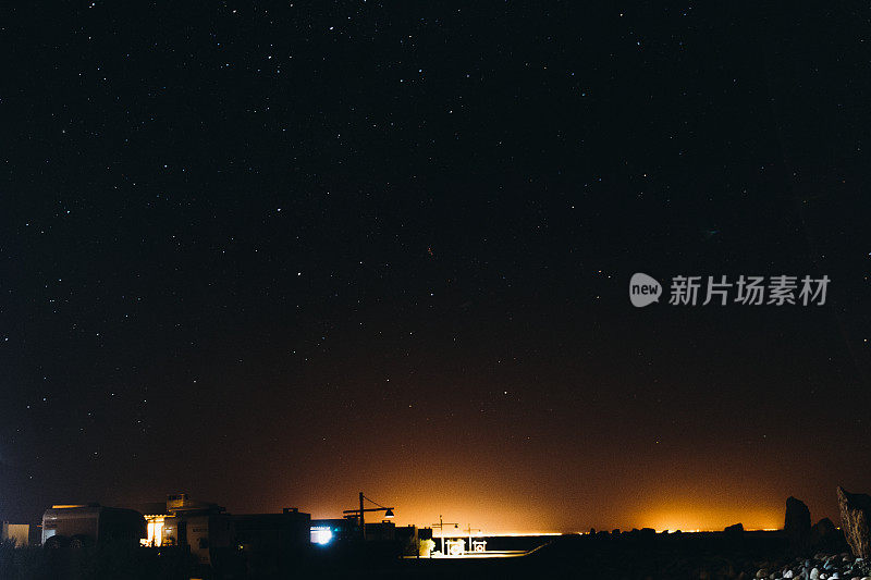 在纳米比亚的海滩露营地，布满星星的夜晚