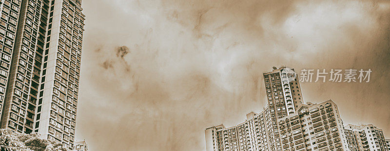 多云的天空衬托着香港市中心的摩天大楼。