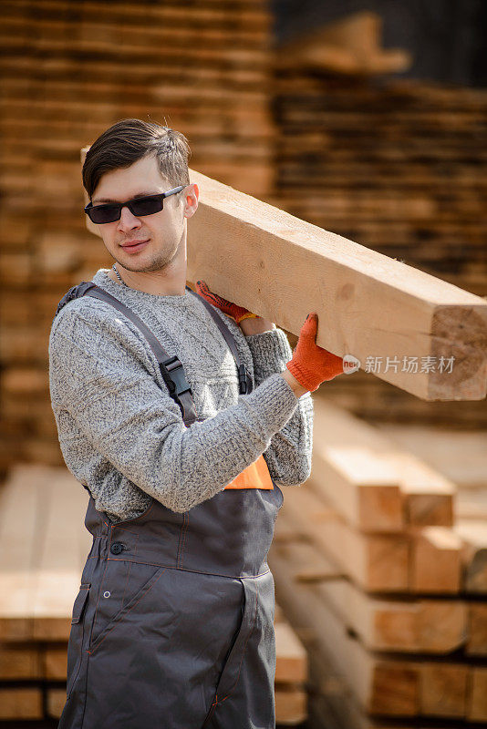 木制仓库里一位年轻木匠的肖像