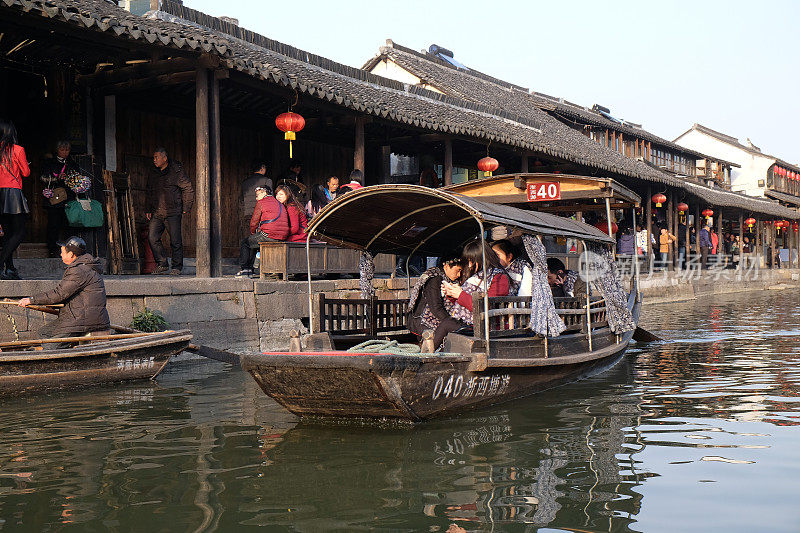 中国浙江省西塘镇运河上的游船