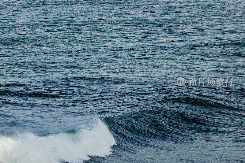 海浪和水接近了