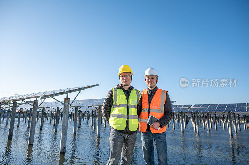 两名男性工人在太阳能发电站前工作