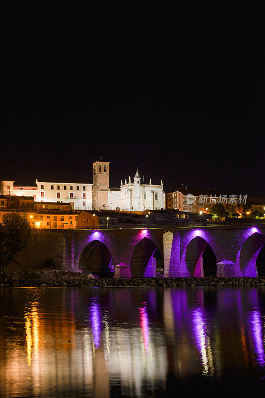 紫光照亮的石桥夜景。