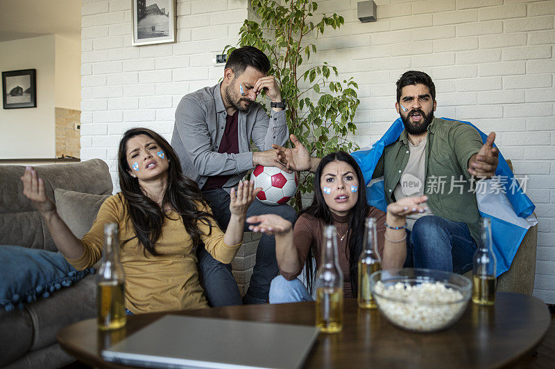 阿根廷球迷正在电视上观看足球比赛