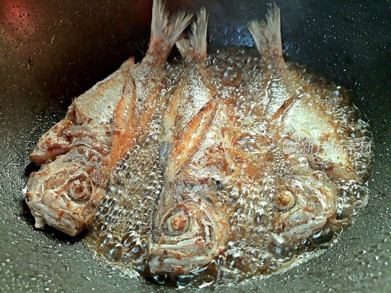 煎炸奶鱼在锅食物的准备。