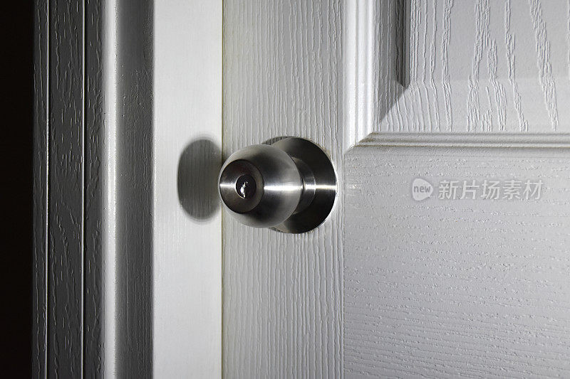 门，金属圆形门把手和锁