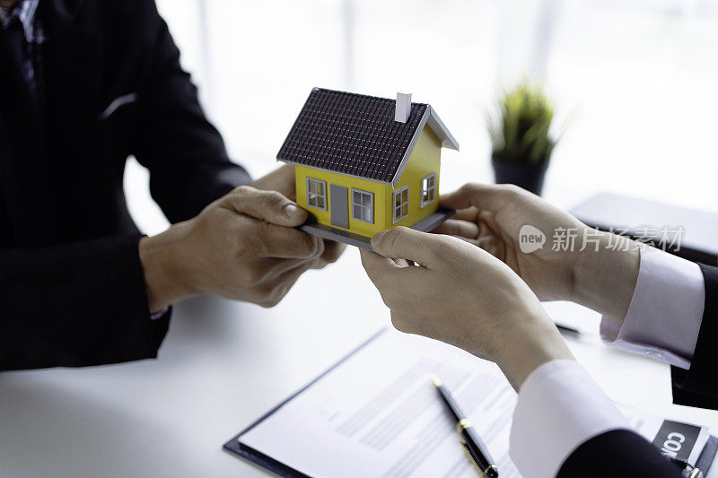 房地产经纪人和客户在签约前会协商价格，并讨论购房、保险、搬家或租房等事宜。