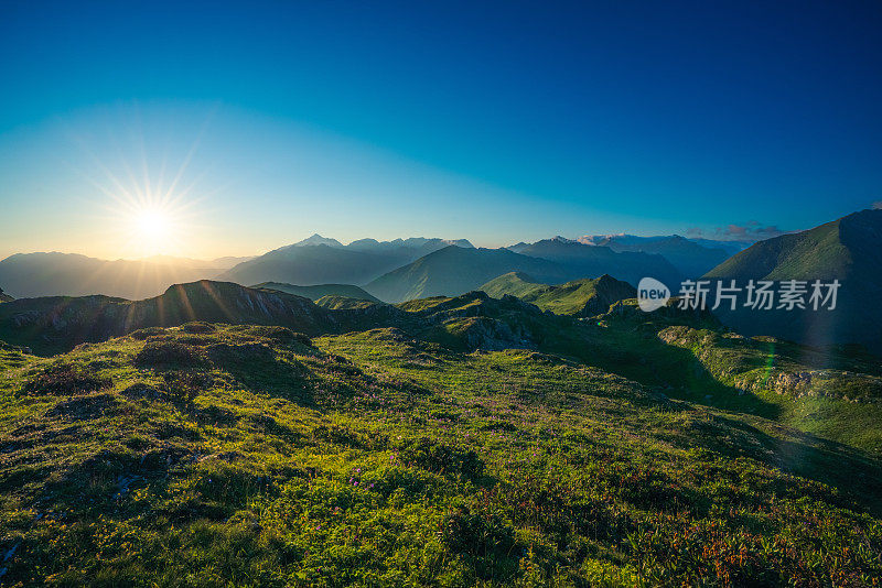 山间迷人的日落