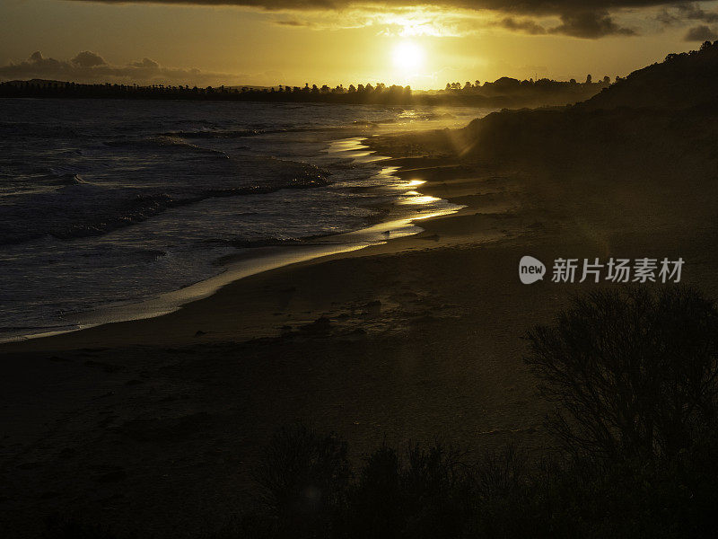 海滩上美丽的日落