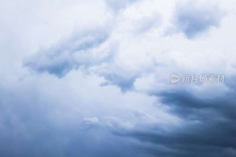 天空布满了雷雨