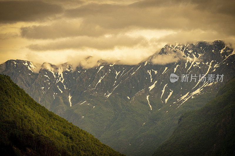 挪威Hellesylt上方的雪山。