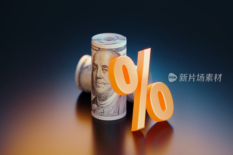 金融概念-卷起来的100美元钞票和橙色百分比标志坐在黑暗的背景