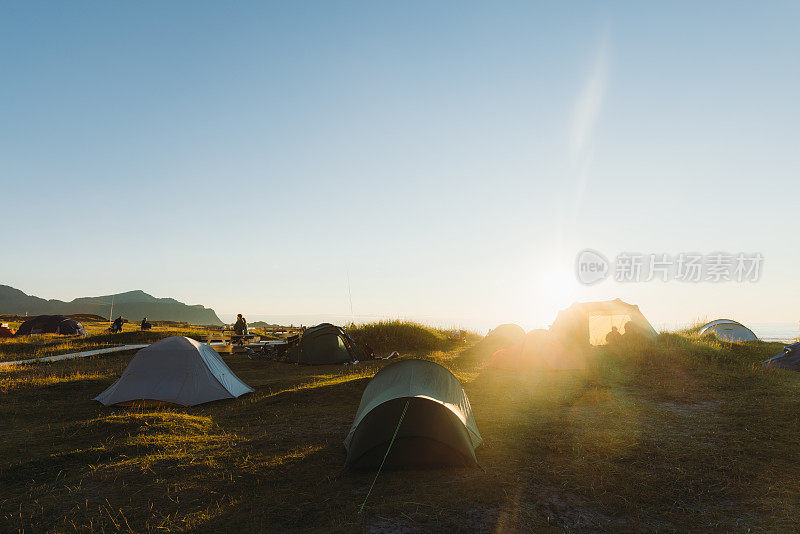 日落时分在罗浮敦群岛海滩的露营地