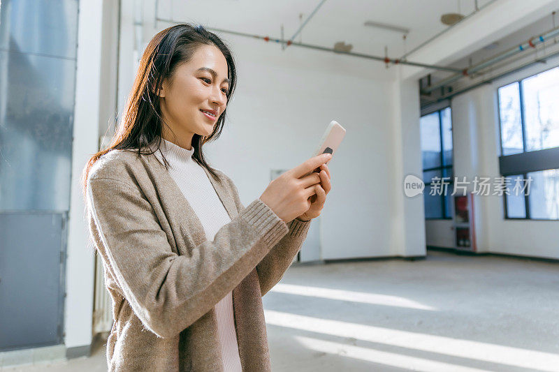 亚洲女商人走在街上的肖像