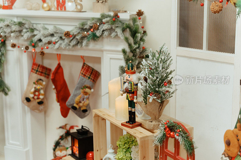 近距离的胡桃夹子和其他圣诞装饰在家里室内