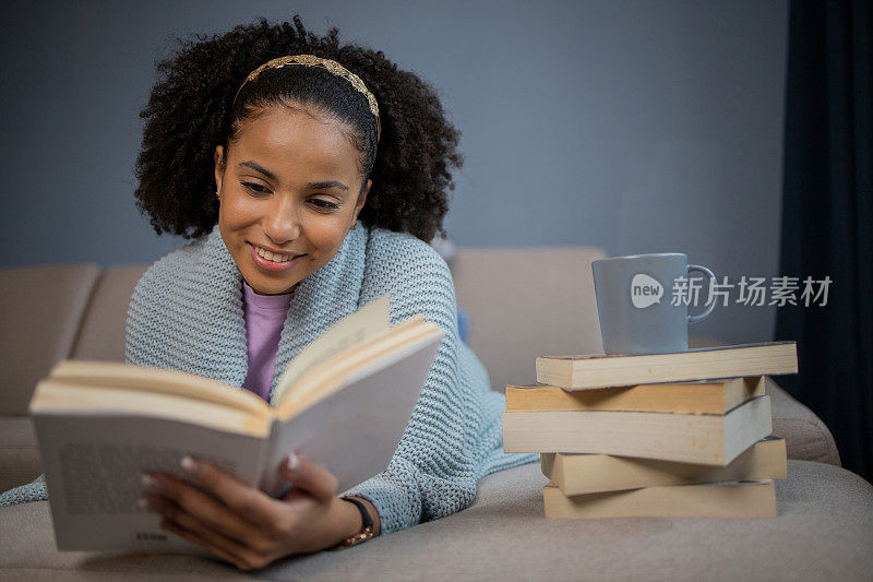 女人放松地看书