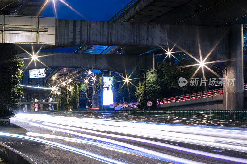 墨西哥城环城公路上的灯光