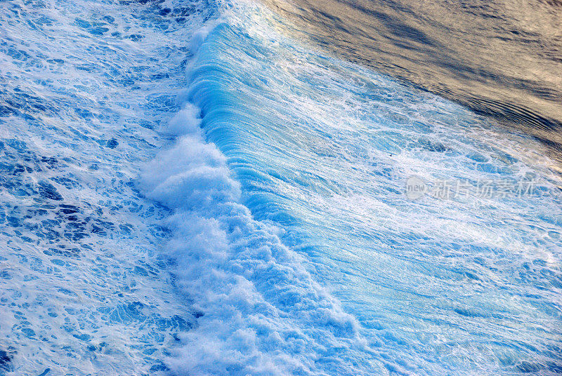 蓝色的大海，海洋，海洋，热带巨浪在模糊的背景。海景，碧海，白浪，户外运动。水海巨浪海夏天背景。天堂绿松石般的水景