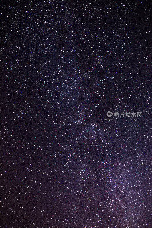 夜空中的星星。美丽的夜晚景观。长时间的曝光。夏天的星空。银河系