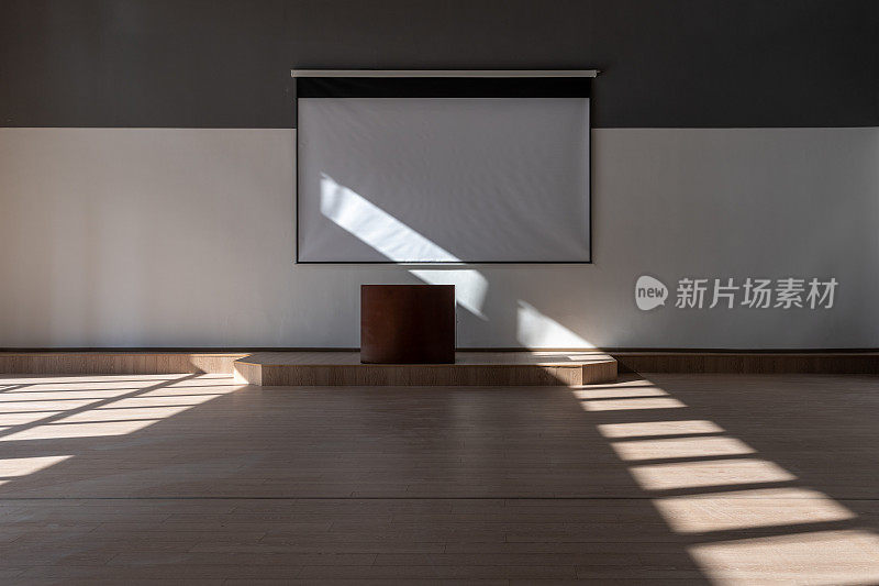 阳光透过窗户照在空荡荡的多媒体教室的木纹地板上