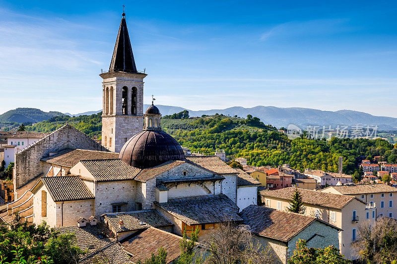 中世纪的斯波莱托大教堂被翁布里亚的青山包围