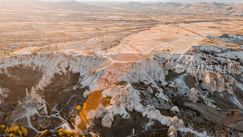 土耳其的中安纳托利亚地区。卡帕多西亚周围火山凝灰岩的无人机全景图。