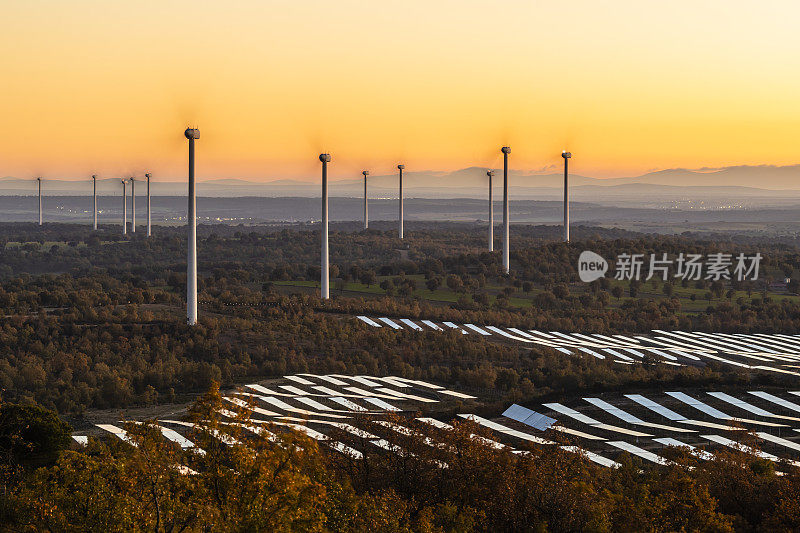 风力发电厂的风力涡轮机和太阳能电池板