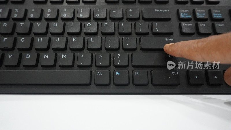 在办公室或工作空间用签名笔关闭电脑键盘。一种工作工具设备