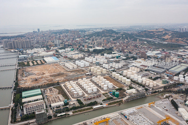 高空航拍的大型石油储存基地